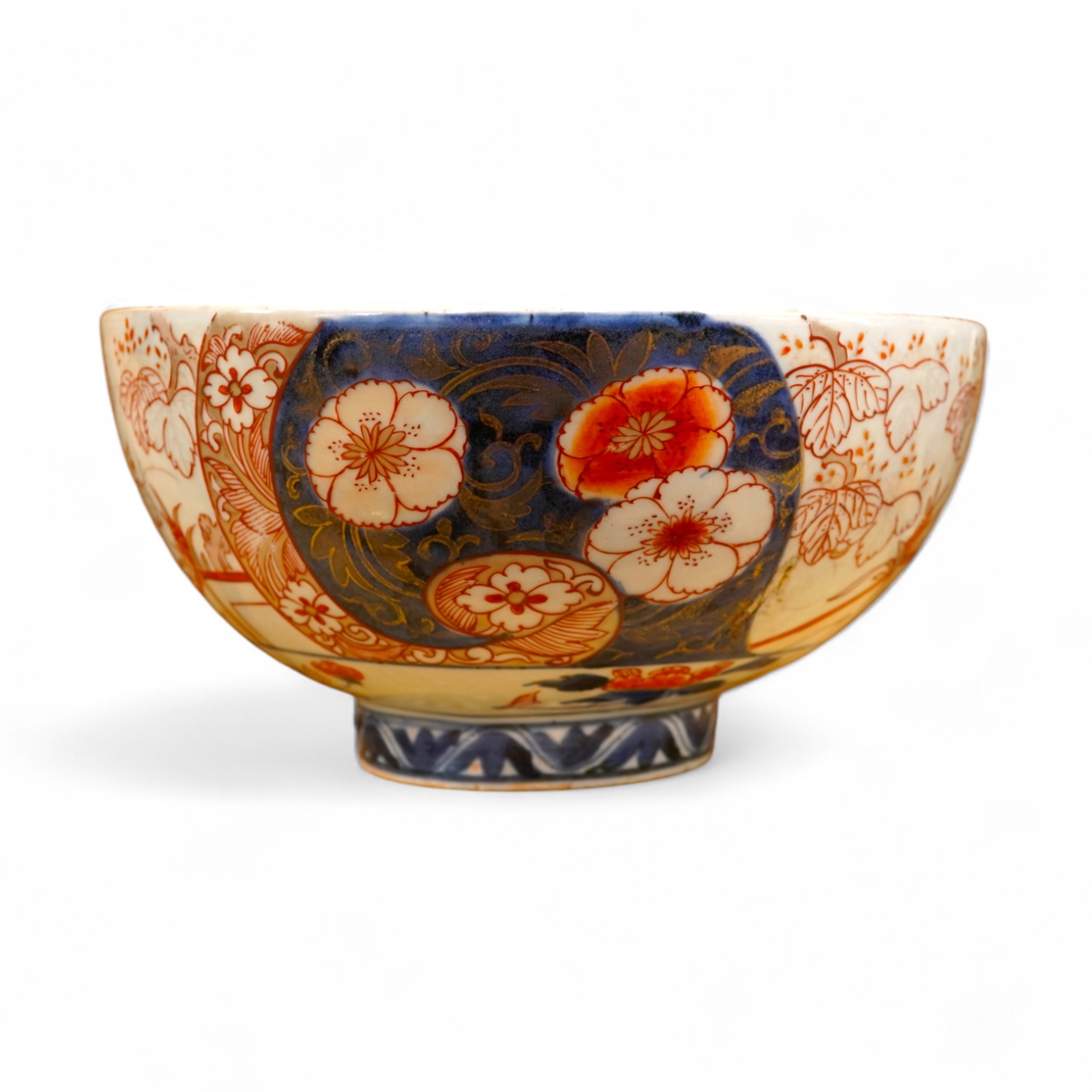 An 18th century Japanese Arita Imari bowl, 23.5cm diameter